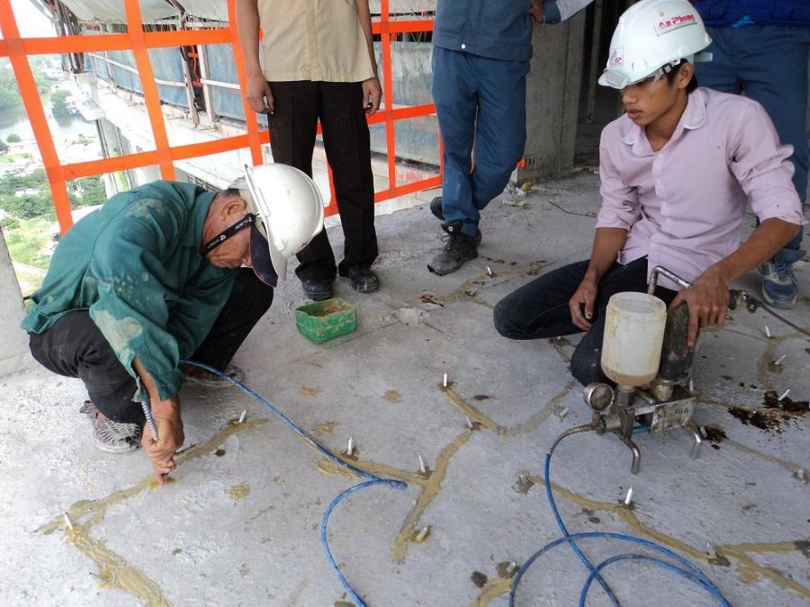 bơm keo vào lỗ khoan