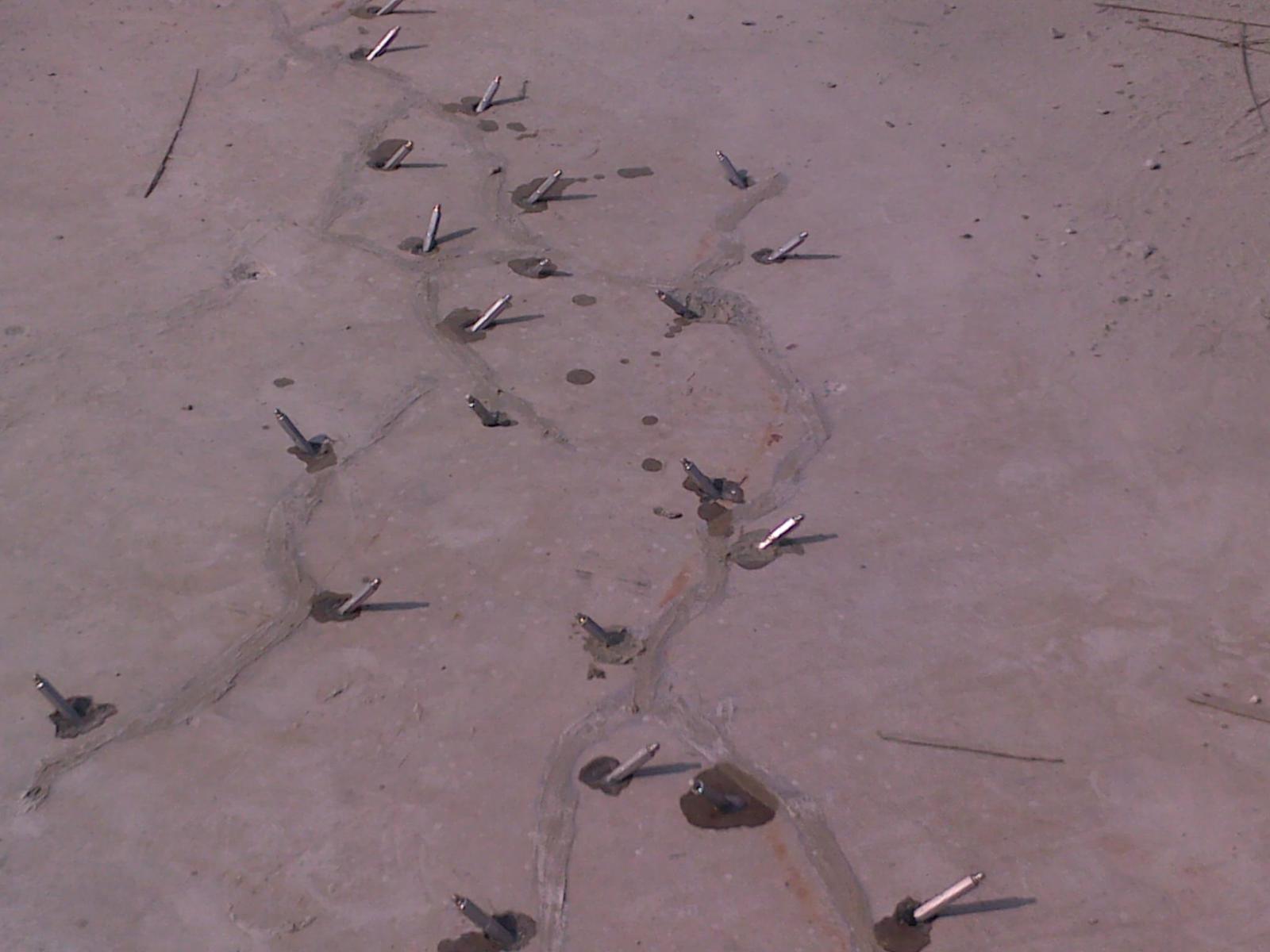 khoan đưa kim bơm keo vào lỗ khoan